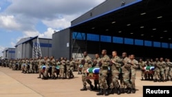 Soldados sul-africanos transportam restos mortais dos companheiros mortos na intervenção militar na República Centro Africana