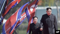 지난 2017년 4월 김정은 북한 국무위원장과 최룡해 국무위원회 제1부위원장 겸 최고인민회의 상임위원장이 '여멍거리 준공식'에 도착했다. 