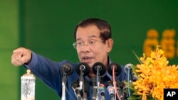 រូប៑ឯកសារ៖ លោក​នាយក​រដ្ឋមន្រ្តី​ ដែល​កាន់អំណាច​ជិត​៤០ឆ្នាំ​ ​និង​ទើប​តែ​ប្រកាស​ថា​ ​នឹង​បន្ត​កាន់​អំណាច​រហូត​ដល់​រយៈពេល​១០​ឆ្នាំ​ទៀត