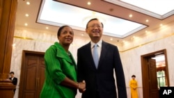 星期五，美国国家安全事务顾问赖斯在北京与中国国务委员杨洁篪握手。