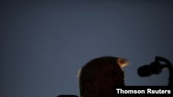 El presidente Donald Trump se dirige a los asistentes a su mitin de campaña celebrado el viernes en Manchester, New Hampshire.