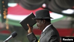 Primeiro-ministro do Quénia, Raila Odinga, tomando posse, apresentando a Constituição do país