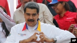 El presidente en disputa de Venezuela, Nicolás Maduro, ordenó ante militares en mayo hacer una "inversión inmediata" con Huawei para elevar la capacidad de llas telecomunicaciones en el país.