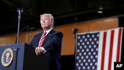 លោក​ប្រធានាធិបតី Donald Trump ថ្លែង​នៅ​ក្នុង​ការ​ប្រមូល​ផ្តុំ​នៅ​មជ្ឈមណ្ឌល​សន្និបាទ Phoenix កាលពី​ថ្ងៃទី២២ ខែសីហា ឆ្នាំ២០១៧ ក្នុង​ក្រុង Phoenix។