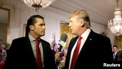 Pete Hegseth mewawancarai Donal Trump, saat menjabat sebagai presiden AS, di Gedung Putih, Washington, pada 6 April 2017. (Foto: Reuters/Kevin Lamarque)