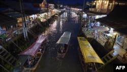 រូបភាព​ឯកសារ៖ ទូក​ដឹក​អ្នក​ទេសចរណ៍​នៅ​តាម​ប្រឡាយ Amphawa នៅ​ក្នុង​ខេត្ត Samut Songkhram ប្រទេស​ថៃ។