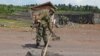 ARCHIVES - Un militaire à un point de contrôle où près de l’endroit se battent les rebelles du M23 et l’armée régulière non loin de Goma, Nord-Kivu, 19 novembre 2012.