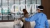 Una mujer que llega de China entra en un centro de pruebas en el Aeropuerto Internacional de Incheon, Corea del Sur, el jueves 5 de enero de 2023. 