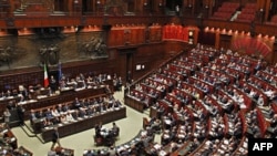 İtalya Başbakanı Silvio Berlusconi, parlamentonun alt kanadında konuşma yaparken