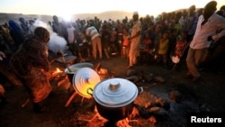 Wakimbizi kutoka Tigray, Ethiopia wasubiri kupata msaada katika kambi moja kwenye mpaka wa Sudan