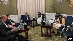 دوحہ میں افغانستان پر اقوام متحدہ کے زیر اہتمام کانفرنس کے موقع پر افغان وفد نے متعدد ممالک کے وفود سے ملاقات کی۔ یہ تصویر ازبکستان کے وفد سے ملاقات کی ہے۔ 30 جون 2024