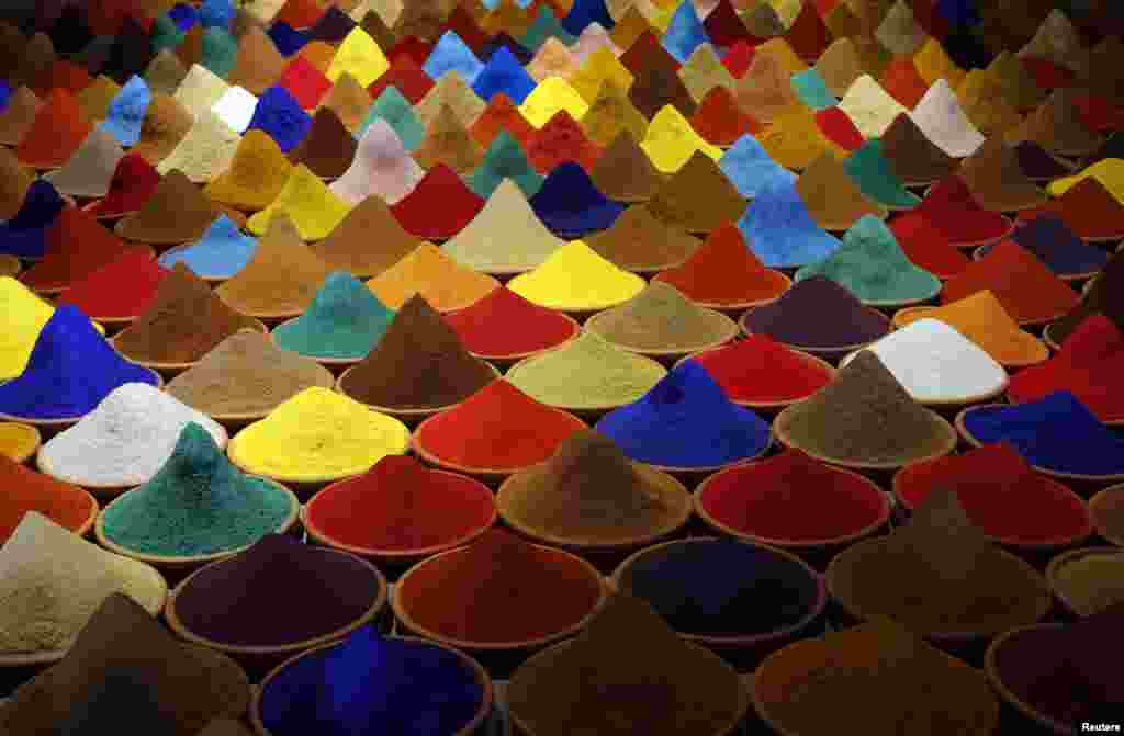 Bagian dari karya seni yang disebut "Campo de Color" karya seniman Bolivia, Sonia Falcone dipajang dalam pameran di kota Venesia, Italia.