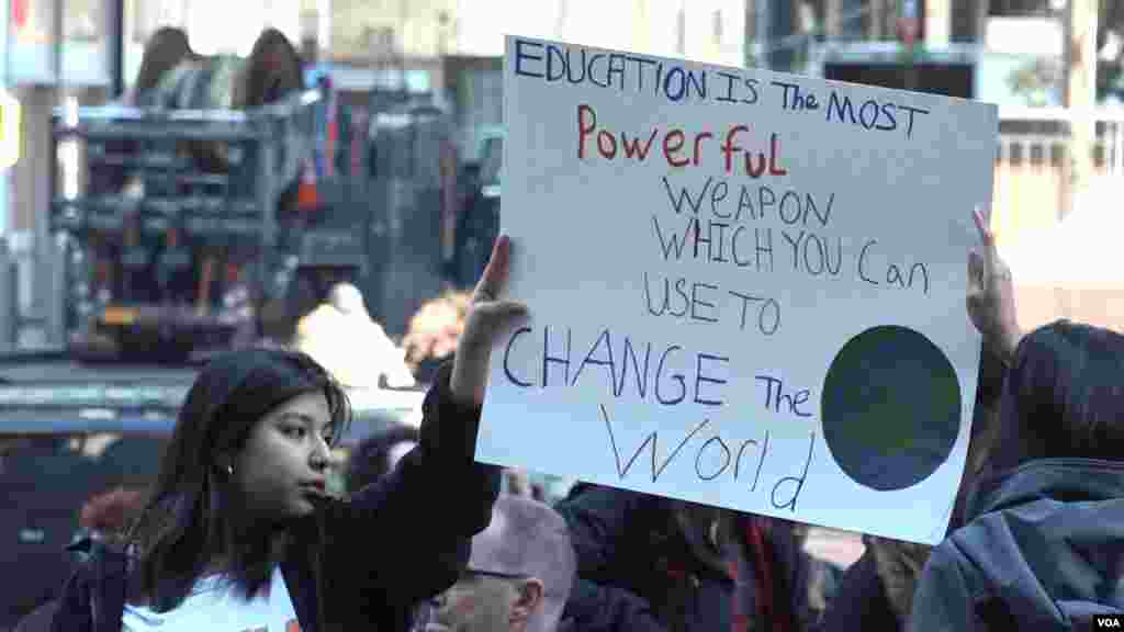 Students protesting against gun violence in schools in New York City, March 14, 2018. (Photo: Yuan Ye / VOA)