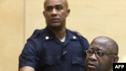 Mantan Presiden Pantai Gading, Laurent Gbagbo (kanan) tampil dalam sidang dengar pra-peradilan terkait tuduhan atas kejahatan kemanusian di Pengadilan Kejahatan Internasional di Den Haag, 19 Februari 2013 (foto: AFP Photo/Michael Kooren)