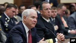 លោក រ៉ប៊័ត ហ្កេតស៍ (Robert​ Gates) (ឆ្វេង)រដ្ឋមន្ត្រី​ការពារ​ជាតិ​​ស.រ.អ.​ និង​លោក​ឧត្តមនាវី​ ម៉ៃក មូល្លិន (Mike​ Mullen) (ស្តាំ) ប្រធាន​ក្រុម​នាយ​អគ្គសេនាធិការ​ចម្រុះ​នៃ​កងយោធពល​ស.រ.អ.។