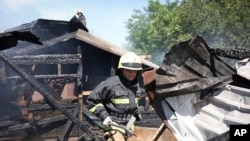 En esta fotografía, publicada por la Administración Regional de Dnipro, los rescatistas trabajan en la escena de un edificio dañado durante el ataque con misiles de Rusia en Dnipro, Ucrania, el miércoles 3 de julio de 2024.