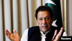巴基斯坦前总理伊姆兰·汉(Imran Khan)2023年3月17号在拉合尔接受路透社记者采访。