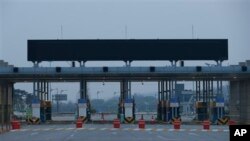 Pintu gerbang ke arah kota kawasan industri Kaesong di Korea Utara tampak sepi. (Foto: Dok)