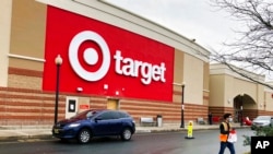 Toko Target terlihat di Clifton, New Jersey, pada 22 November 2021. Mahkamah Agung AS pada 13 Januari 2022 memberhentikan mandat vaksin yang diberlakukan pemerintahan Presiden Joe Biden bagi bisnis-bisnis besar. (Foto: AP/Ted Shaffrey)