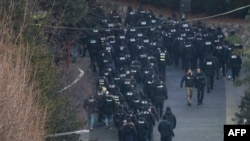 Decenas de policía ingresan al complejo presidencial para arrestar al presidente Yoon Suk Yeol en Seúl, el 15 de enero de 2025.