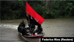 Foto de archivo de un grupo de rebeldes del Ejército de Liberación Nacional (ELN) en un bote en la selva del noroeste de Colombia. Ago 30, 2017. REUTERS/Federico Rios