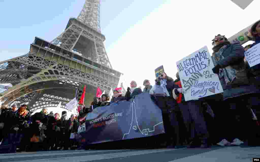 Para demonstran dalam protes massal Women's March di Paris, Perancis (21/1). (Reuters/Jacky Naegelen)