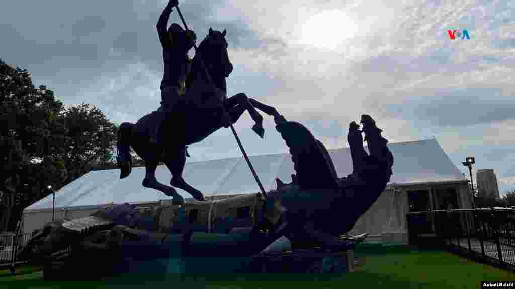 La escultura que representa a San Jorge matando al dragón es una obra impactante que utiliza fragmentos de misiles nucleares SS-20 soviéticos y Pershing de los Estados Unidos para crear la figura del dragón. Esta obra simboliza la lucha entre el bien y el mal, así como la victoria de la paz sobre la guerra y la destrucción. Al emplear materiales asociados con la guerra nuclear, la escultura también invita a la reflexión sobre los peligros de las armas nucleares y la necesidad de desarme. San Jorge, conocido por su valentía y heroísmo en la tradición cristiana, es un símbolo de la lucha contra el mal y se presenta aquí en un contexto moderno y provocador.