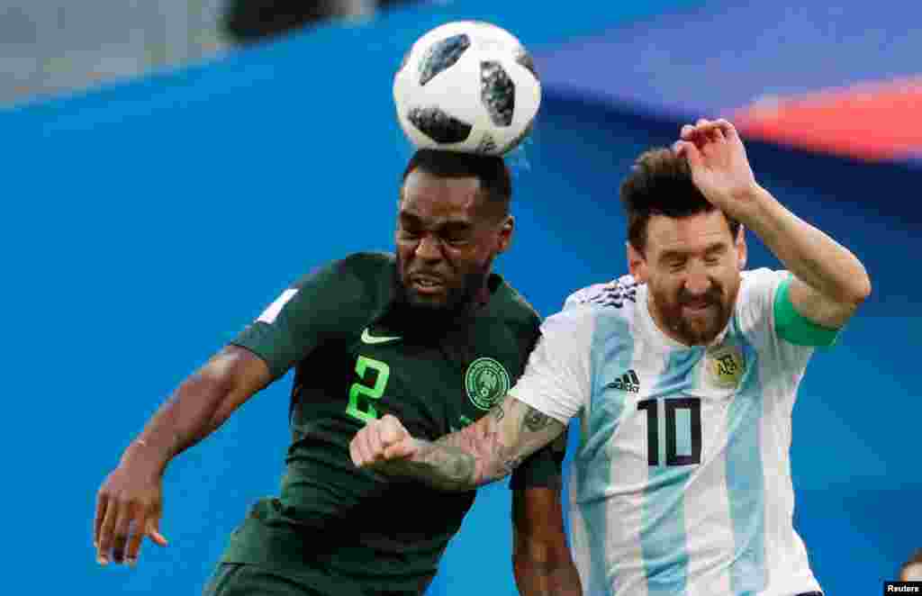 Brian Idowu នៃប្រទេសនីហ្សេរីយ៉ា(ឆ្វេង) និង Lionel Messi នៃប្រទេសអាហ្សង់ទីនដណ្តើមបាល់ក្នុងការប្រកួតក្រុម D រវាងអាហ្សង់ទីននិងនីហ្សេរីយ៉ាក្នុងការប្រកួតកីឡាបាល់ទាត់ World Cup ឆ្នាំ២០១៨ នៅកីឡដ្ឋាន St. Petersburg Stadium។ 