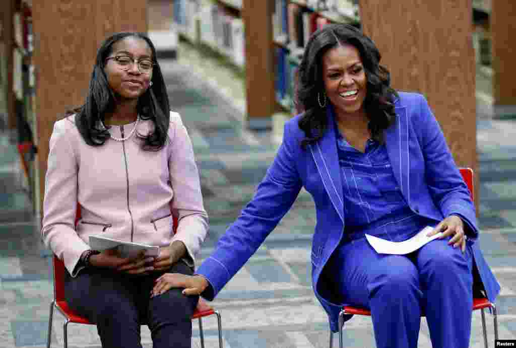 អតីតស្រ្តីទី១ លោកស្រី Michelle Obama ញញឹមនៅពេលដែលលោកស្រីស្ថិតក្នុងវិទ្យាល័យ Whitney M. Young Magnet ក្នុងទីក្រុង Chicago រដ្ឋ Illinois កាលពីថ្ងៃទី១២ ខែវិច្ឆិកា ឆ្នាំ២០១៨។