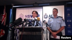 ARSIP - Deputi Komisaris Australian Federal Police, Michael Phelan (kanan) menyimak saat Deputi Komisaris Polisi New South Wales, Catherine Burn, berbicara dalam konferensi pers di Sydney, 11 Februari 2015 (foto: Reuters/Lincoln Feast)