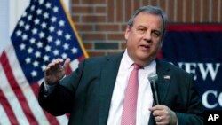 Mantan Gubernur New Jersey Chris Christie berpidato di pertemuan selama pertemuan bergaya balai kota di New England College, 20 April 2023. (Foto: AP/Charles Krupa)