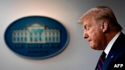 El presidente Donald Trump, cabizbajo, durante su comparecencia ante los medios en la sala de prensa de la Casa Blanca.