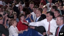 El candidato republicano, Mitt Romney, saludó a veteranos de guerras internacionales durante su convención en Reno, Nevada.