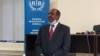 Paul Rusesabagina menotté après son arrestation au siège du Bureau d'enquête du Rwanda à Kigali, Rwanda, le 31 août 2020. REUTERS/Clement Uwiringiyimana