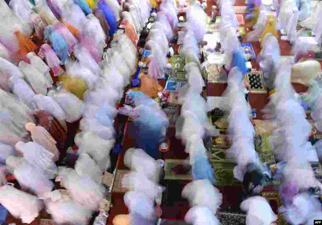 Suasana shalat tarawih pertama bulan Ramadan di masjid Istiqlal, Jakarta (9/7).