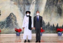 Menlu China Wang Yi saat menerima pejabat Taliban, Mullah Abdul Ghani Baradar, di Tianjin, China, 28 Juli 2021.