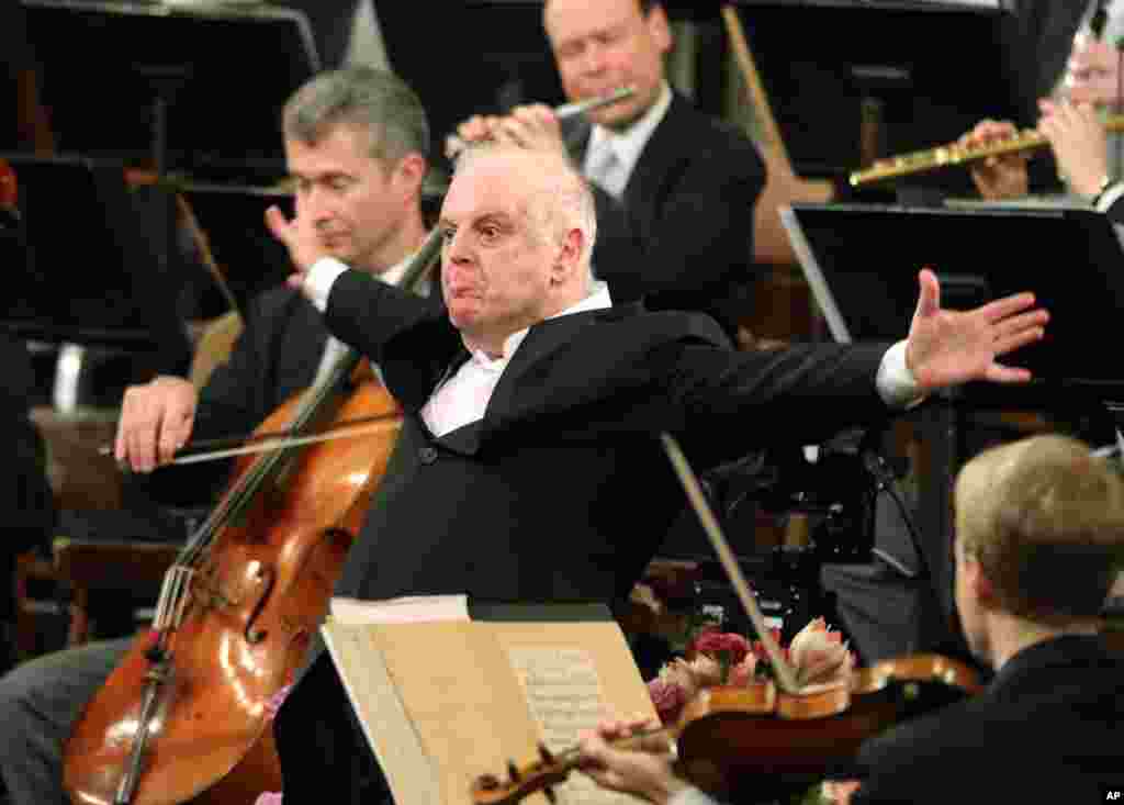 Argentine-born Maestro Daniel Barenboim, center, conducts the Vienna Philharmonic Orchestra during the traditional New Year's concert at the Golden Hall of the Musikverein in Vienna, Austria, Jan. 1, 2014.