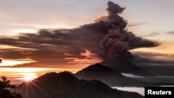 印度尼西亚巴厘岛的阿贡火山喷出浓烟和火山灰。（2017年11月26日）