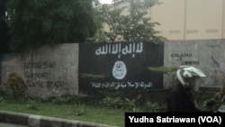 Tembok bergambarkan simbol dan dukungan atas pembentukan ISIS di Solo, Jawa Tengah, sebelum dihapus.