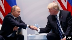 Por más de dos horas, el presidente de los Estados Unidos, Donald Trump, se reunió con el presidente ruso, Vladimir Putin, en la cumbre del G-20 el 7 de julio de 2017 en Hamburgo. 