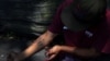 ARCHIVO - Un consumidor de drogas se inyecta una mezcla del opioide fentanilo y heroína en el parque Richman (Echo) en el distrito del Bronx de la ciudad de Nueva York, el 20 de julio de 2023.