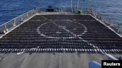 ปืนไรเฟิล AK-47 ที่ยึดจากเรือประมงที่มุ่งหน้าจากอิหร่านไปเยเมน กองไว้ที่เรือ USS The Sullivans (DDG 68) ในอ่าวโอมาน เมื่อ 7 ม.ค. 2023 และเผยแพร่โดย U.S. Naval Forces เมื่อ 10 ม.ค. 2023 (U.S. Navy Central Command/Handout via REUTERS)