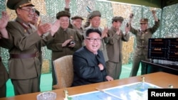 朝鲜领导人金正恩在一次导弹发射后与指挥人员在一起（资料图）