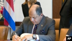 El presidente costarricense Luis Guillermo Solís dijo que la visita de Feeley "ratifica el buen momento de las relaciones bilaterales".