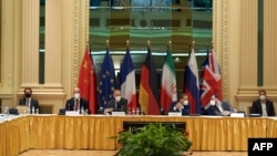 Anggota delegasi dari Jerman, Inggris, Perancis, China, Rusia, dan Iran membahas perjanjian nuklir dengan Iran, di Wina, Austria, 1 Mei 2021.