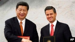 中國國家主席習近平於2013年訪問墨西哥時與總統涅托簽署增加墨西哥產品出口中國的同意書。