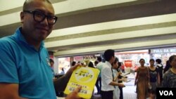 法律界團體「法政匯思」召集人任建峰與多個專業人士團體，在銅鑼灣擺街站，呼籲市民「假普選方案、一定唔袋得」。(美國之音湯惠芸)