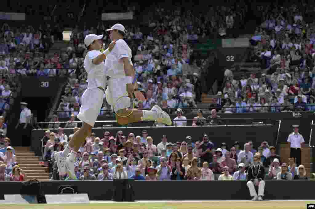 U.S. players Bob Bryan (R) and Mike Bryan (L) do their trademark chest bump celebration after beating India's Rohan Bopanna and France's Edouard Roger-Vasselin in the men's doubles semi-final match on day ten of the 2013 Wimbledon Championships tennis tournament at the All England Club in Wimbledon, southwest London.