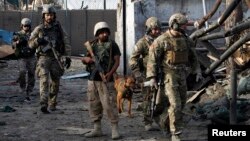 Tentara NATO dan Afghanistan tiba di lokasi terjadinya serangan bom bunuh diri di Jalalabad (26/3). Dilaporkan sedikitnya lima polisi tewas dalam serangan tersebut.