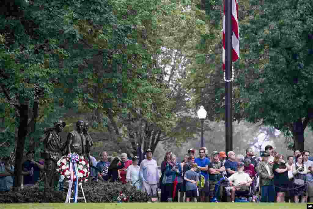 Multitud reunida antes de que Cindy McCain, esposa del senador John McCain, llegue a depositar una ofrenda floral en el Monumento a los Veteranos de Vietnam en Washington, el 1 de septiembre de 2018. 